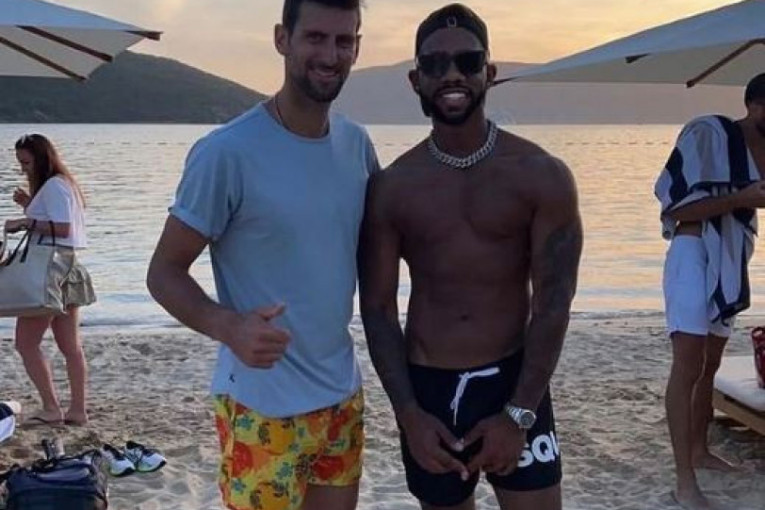 Nole uživa na plažama Crne Gore: Đoković u centru pažnje, svi žele da se slikaju sa najboljim na svetu! (FOTO)