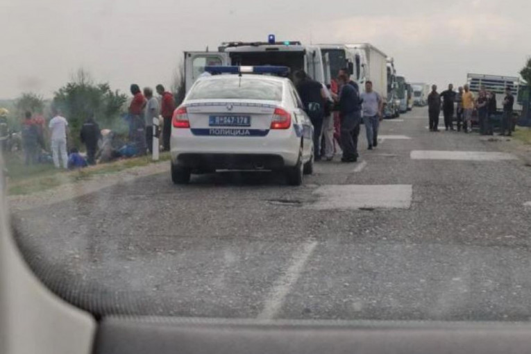 Jezivi prizori kod Šimanovaca: Minibus sa radnicima sleteo sa puta, jedna osoba poginula! (FOTO/VIDEO)