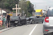Teška saobraćajna nesreća kod Ledinaca: Sudar dva automobila na putu Novi Sad - Beočin, vozila smrskana (FOTO)