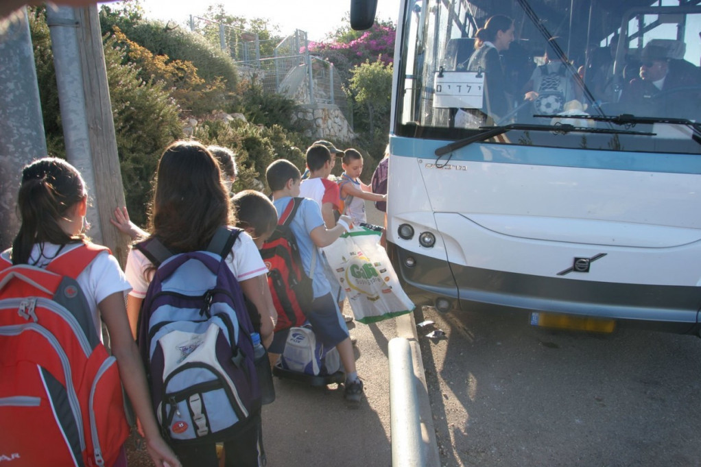 Naslovne strane dnevnih novina: Prelistavanje štampe za 1. oktobar 2025. godine