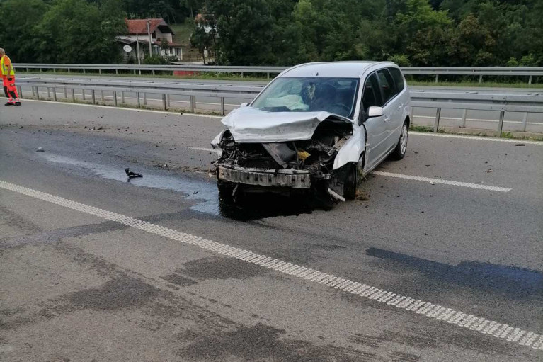 Nezgoda na auto-putu Miloš Veliki!  Vozač odjednom izgubio kontrolu! (FOTO)