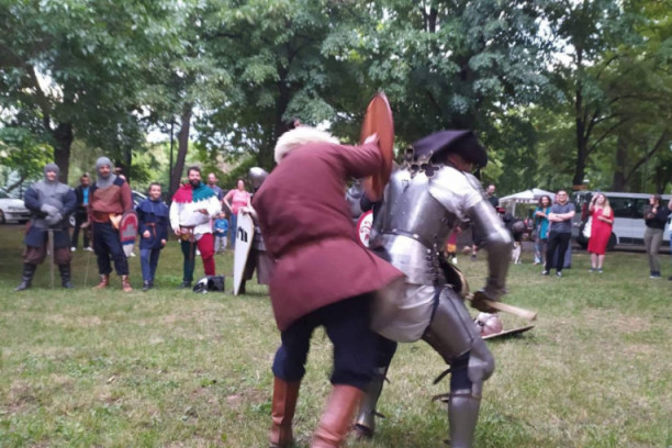 Osetite duh srednjeg veka na festivalu "Zaštitnici tvrđave": Oklope teške po trideset kilograma nosiće vitezovi tokom borbe!  (FOTO/VIDEO)