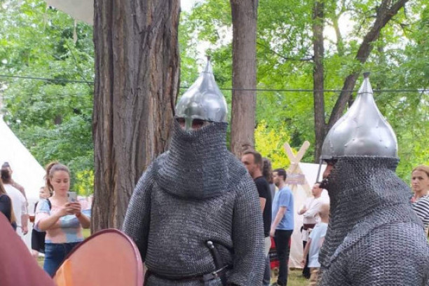 Osetite duh srednjeg veka na festivalu "Zaštitnici tvrđave": Oklope teške po trideset kilograma nosiće vitezovi tokom borbe!  (FOTO/VIDEO)