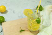 Poboljšana limunada: Fantastičan letnji koktel sa votkom i bosiljkom (RECEPT)