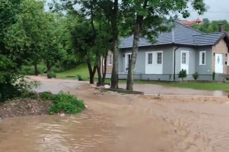 "Za nekoliko minuta voda nam je odnela sve": Meštani Čelića uplakani posle nezapamćenih poplava (VIDEO)