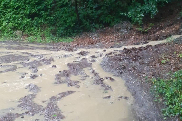 Nezaustavljiva vodena stihija, oštećeno na desetine puteva: Jako nevreme ponovo pogodilo zapad Srbije (FOTO)