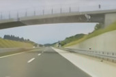 Sa nadvožnjaka bacaju kamenje na automobile?! Jedan vozač sve snimio (VIDEO)