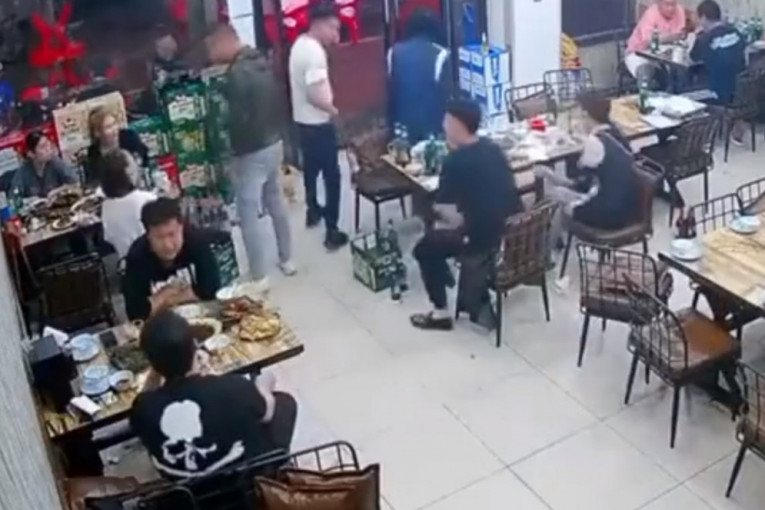 Grupa muškaraca napala žene u restoranu i pretukla ih: Snimak razbesneo celu zemlju (VIDEO)