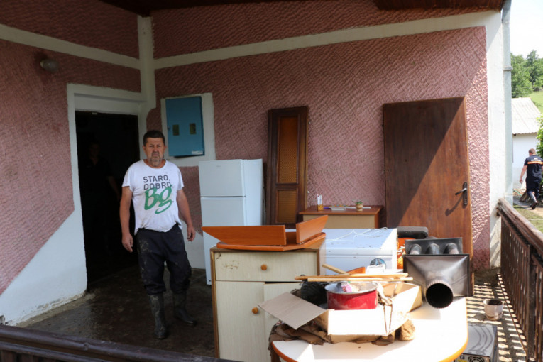 Drama u domu meštanina Bogdanice: Porodična kuća mu potopljena za samo 15 minuta - jedva spasio život nepokretnoj ženi (FOTO)