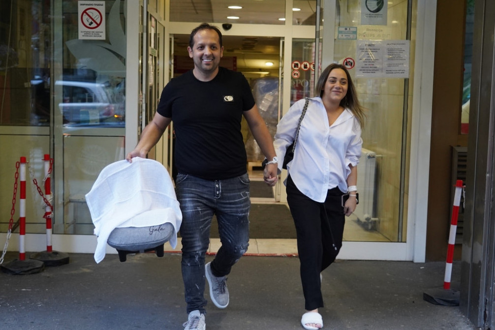 Emir Habibović izveo 15 godina mlađu verenicu iz porodilišta! Pao i sočan poljubac (FOTO)