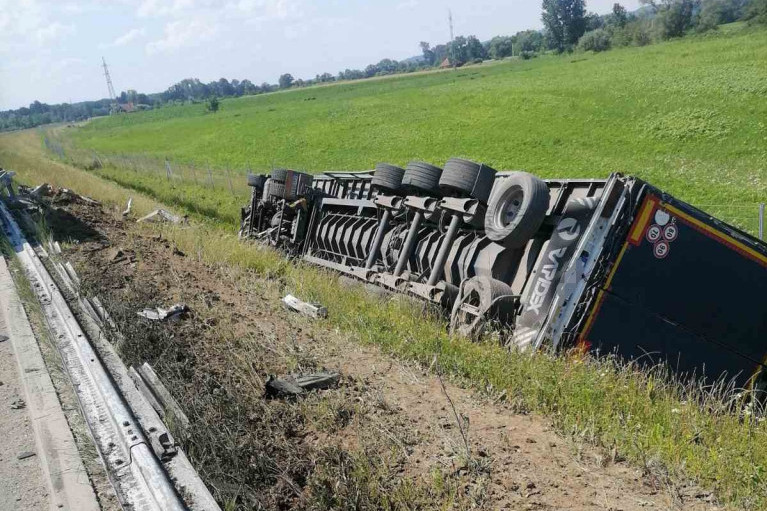 Nesreća kod Kragujevca: Kamion sleteo sa puta, vozač zaspao za volanom?
