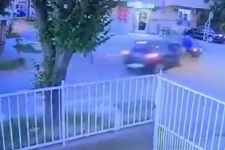 Stravičan snimak žestokog sudara u Novom Sadu: Sudarila se dva pežoa, jedan odleteo u obližnju prodavnicu (VIDEO)