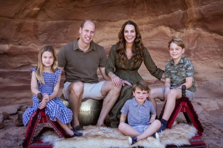 Luj na ramenima, Šarlot i Džordž uz njega: Nova fotografija princa Vilijama sa decom je oduševila svet! Imali su poseban povod (FOTO)