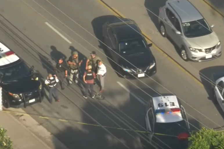 Drama u Americi, pucnjava u Kaliforniji se otrgla kontroli: Stradala dva policajca i napadač! (VIDEO)