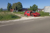 Težak udes kod Topole: Automobilom uleteo u kanal, prednji deo vozila skroz smrskan