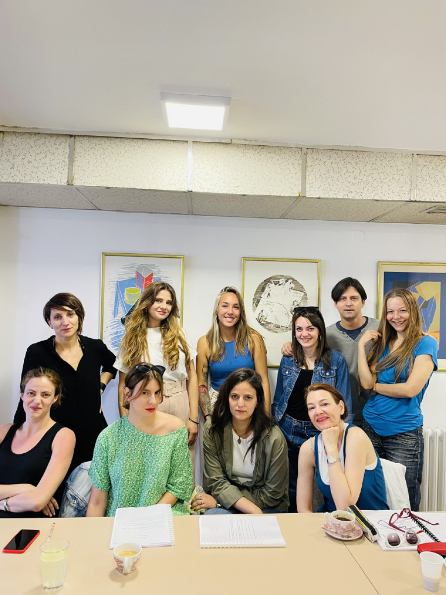 Priča o čistačici koja neće da čisti već želi da priča viceve: Hana Selimović u novoj komediji Ateljea 212