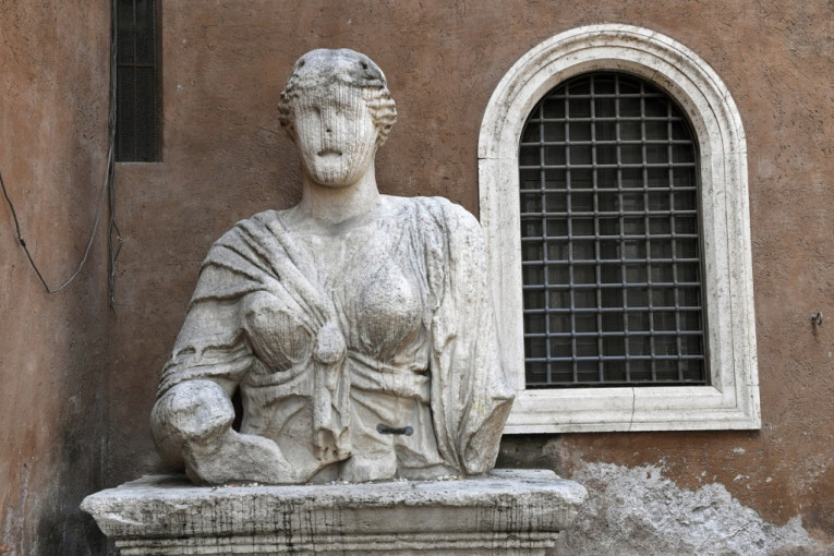 Buntovnička istorija rimskih kipova koji govore