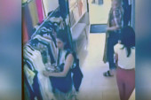 Snimak krađe u beogradskom butiku: Devojka pravo s ofingera ubacuje u torbu (VIDEO)
