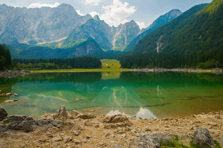 Postoji razlog zašto su ova jezera sa pogledom na Alpe omiljena destinacija Italijana, Slovenaca i Austrijanca