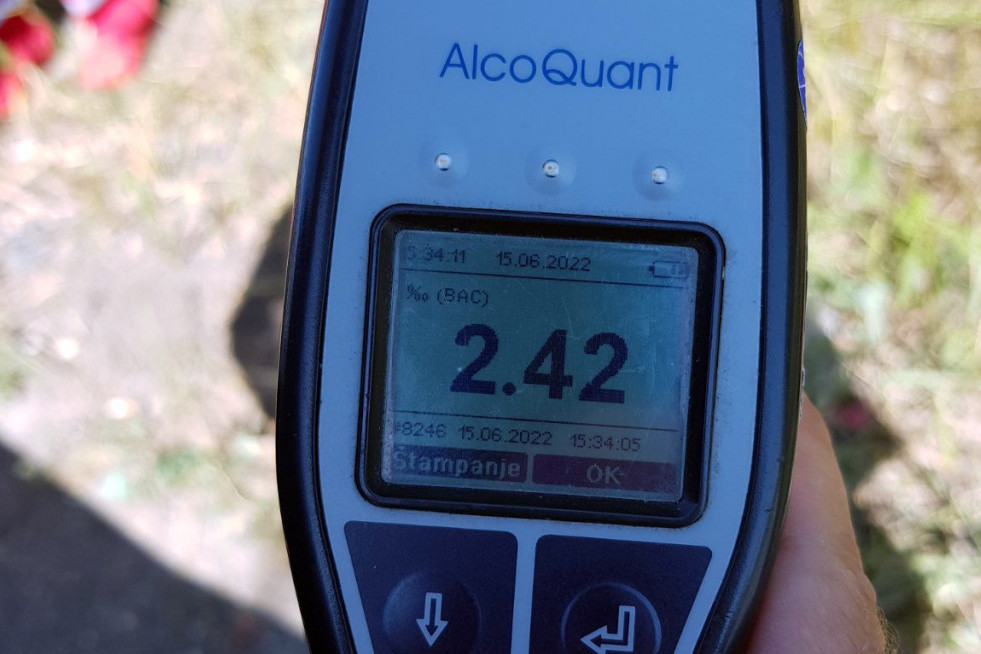 Potpuno pijan vozio seoskim putem: Zaustavljen kod Čačka, naduvao preko dva promila na alko-testu