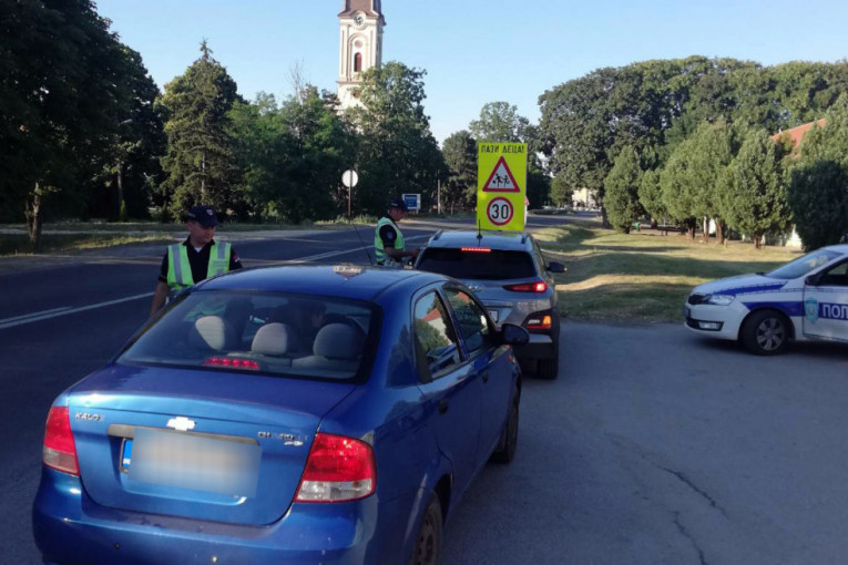 Šok scena kod osnovne škole u Vinči: Automobilom pokosio učenicu