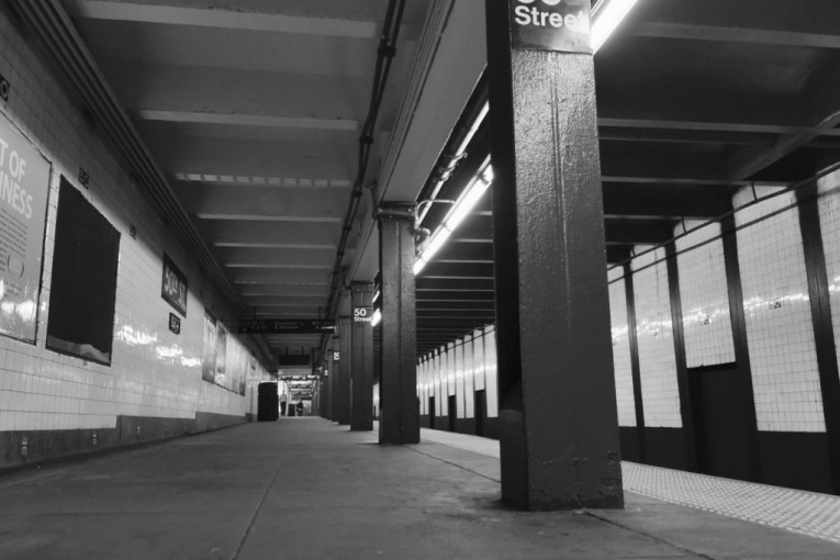 Jeziva smrt u njujorškom metrou: Muškarcu se zaglavila odeća u vratima voza, pad na šine bio koban