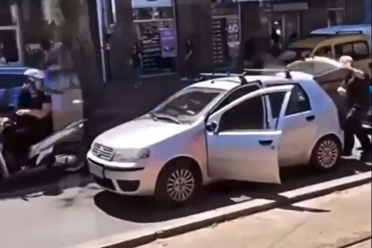 Šok scena u centru Beograda: Vozača iznervirao motorista, pa izvadio kramp iz gepeka i krenuo da ga juri (VIDEO)