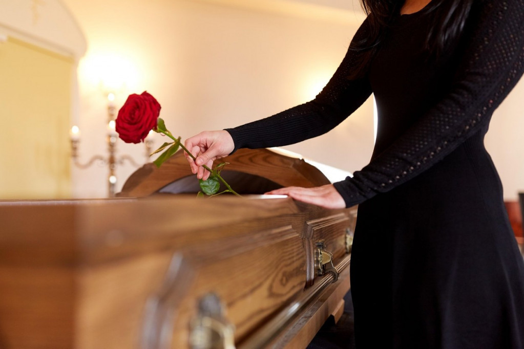 Bizarni običaji na sahranama: Šta se stavlja u kovčeg pokojnika, a šta nikako ne treba
