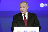 „Bio bi to odvratan prizor": Putin reagovao na predlog lidera G7 da se skinu, pa taknuo Džonsona u Tačerovu