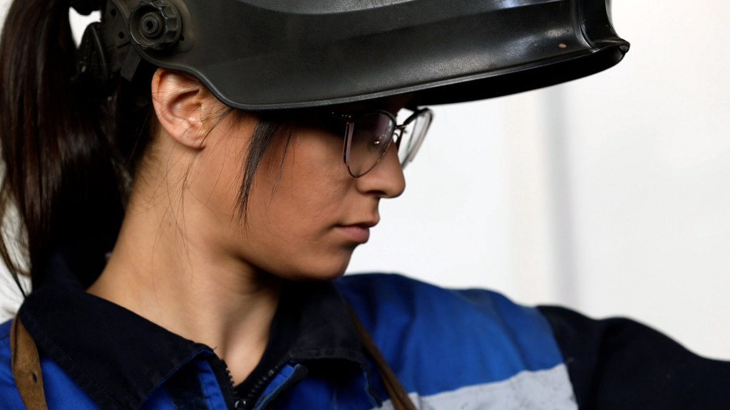 Jelena je najlepša zavarivačica u Srbiji: Kad skine kacigu i pusti dugu kosu i najbolji varovi se tope! (VIDEO)