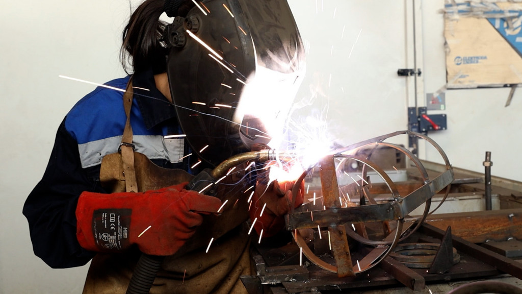 Jelena bila jedina žena varilac na takmičenju u Kini: Sada vari bagere u Srbiji i prkosi predrasudama! (VIDEO)