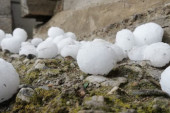 Vremenska apokalipsa u Ivanjici: Jak vetar nosio grane, grad veličine oraha dotukao maline, potop na ulicama