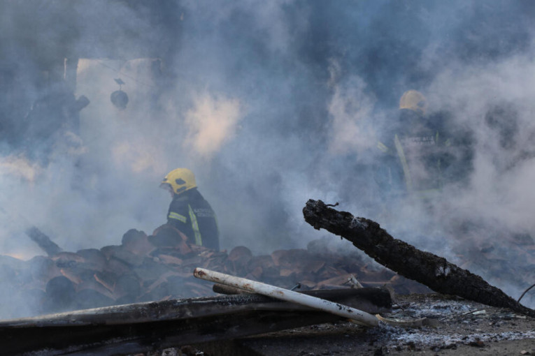 Gust, crni dim prekrio čitavo naselje: Veliki požar zahvatio krov kafane u Užicu, sedam vatrogasaca bori se sa vatrenom stihijom
