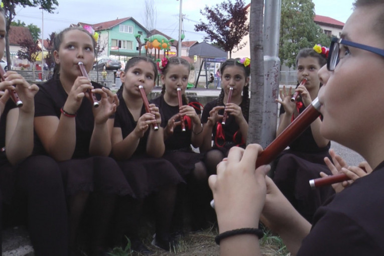 Ponosni čuvari srpske tradicije: Najmlađi Šumadinci neguju zvuk frule - Umilni zvuci ulepšavaju selo! (FOTO)