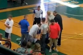 Strašna scena na košarkaškoj utakmici! Sudiji otkazalo srce, igrač ga vratio u život! (VIDEO)
