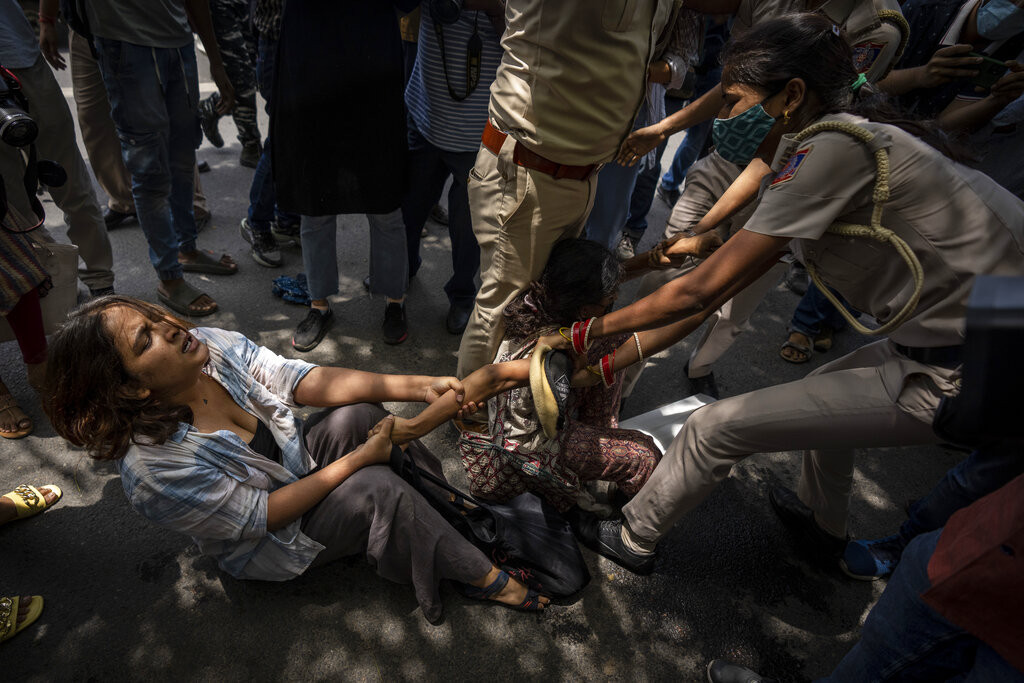 Indija privremeno ukida internet zbog nasilnih protesta: Demonstranti ruše sve pred sobom, pale i vozove (VIDEO)
