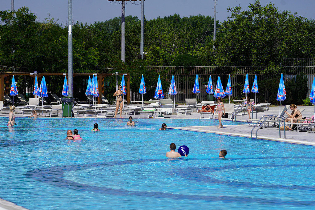 "Prženje" na suncu, plivanje i dobacivanje u vodi: Počela sezona na još jednom beogradskom bazenu - ovo su cene i termini (FOTO)