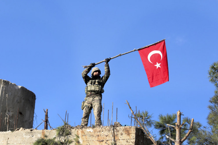 Jedan turski vojnik ubijen, drugi ranjen na granici sa Sirijom