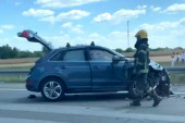 Prvi snimak stravične nesreće kod Dobanovaca: Stradao muškarac na licu mesta, automobil potpuno uništen (VIDEO)