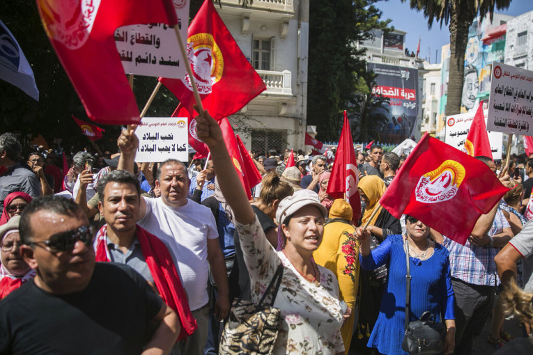 Ponovo gori u Tunisu: Predsednik hoće da menja ustav, a niko se ne slaže