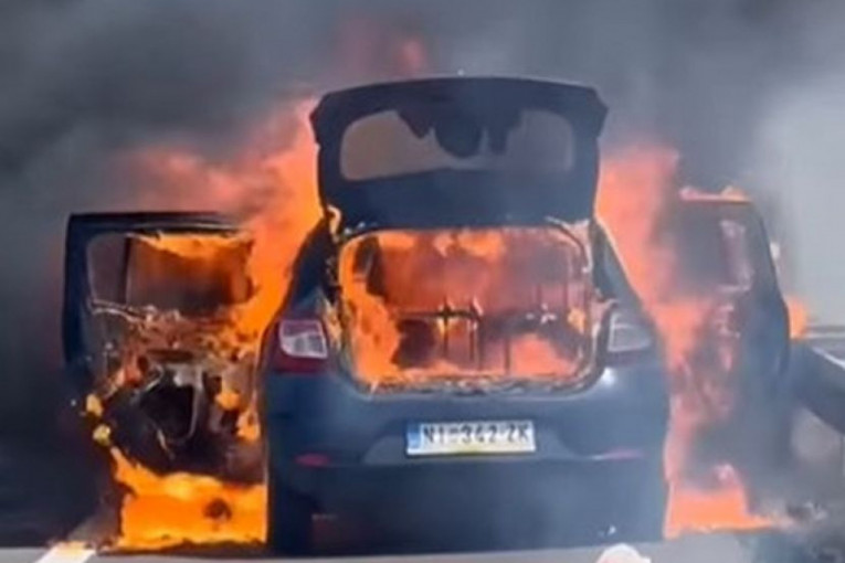Plamen "gutao" vozilo: Potpuno izgoreo automobil na auto-putu kod Smedereva, snimak je jeziv (VIDEO)