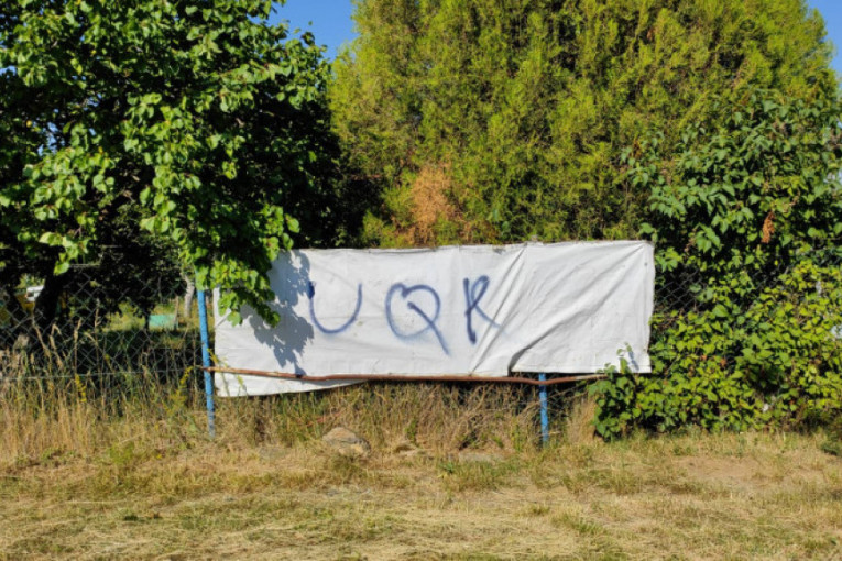 Nova zastrašivanja: Natpis "UČK" ispisan na ogradi placa srpske porodice na Kosmetu