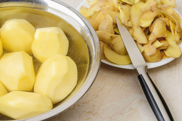 Naučite trik za brže ljuštenje krompira - uštedite vreme u kuhinji (VIDEO)