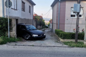Zakucali se u kuću automobilom! Devojka teško povređena u udesu u Matejevcu! "Puklo je tako jako da se čulo do Niša" (FOTO) (FOTO)
