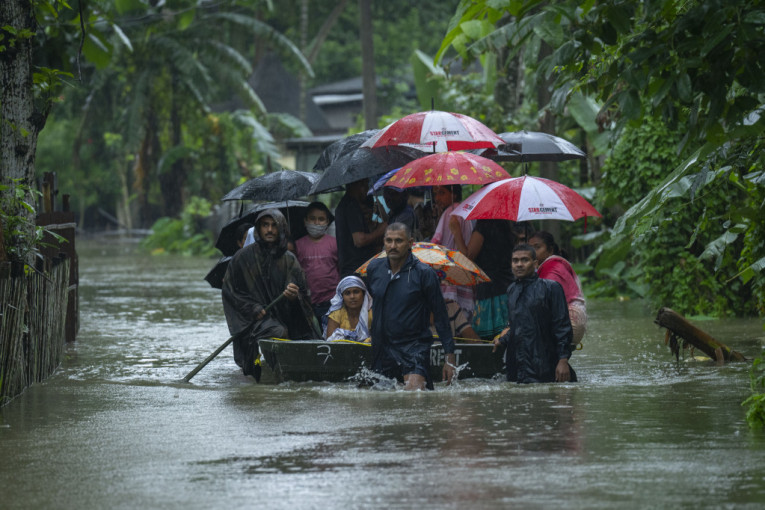 U poplavama u Indiji stradale 62 osobe: Zbog obilnih padavina i klizišta raseljeno čak 3 miliona ljudi! (FOTO)