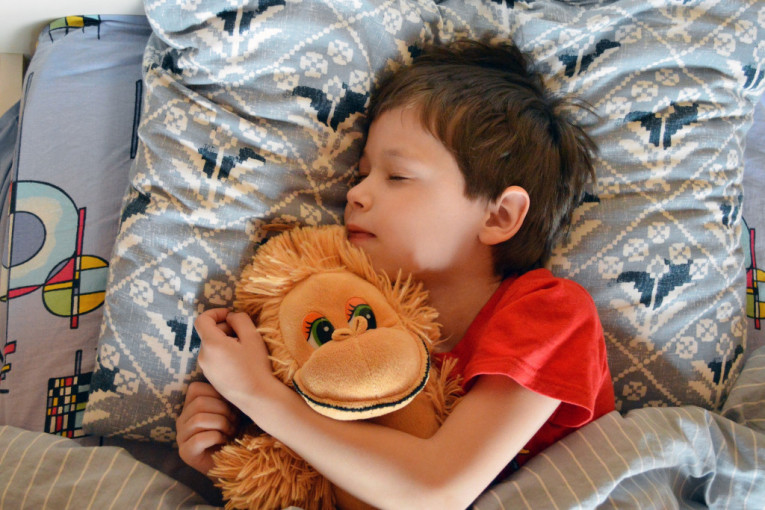 Kako da ubedite dete da je vreme za spavanje? Šta nikako ne biste smeli, a šta bi bilo poželjno da uradite