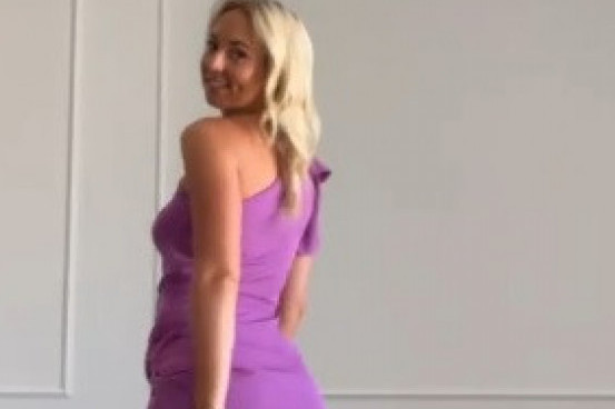 Srpska teniserka zablistala za venčanje! Nina sa haljinicom boje lila krenula u svatove, neka VTA lista sačeka još malo (FOTO)