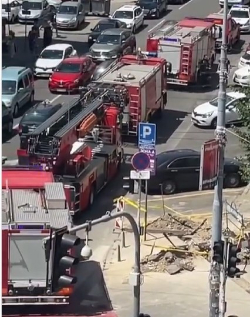 Ko se to šali sa vatrogascima? Pet vatrogasnih vozila ispred Uprave za trezor - ispostavilo se da je lažna dojava? (FOTO)