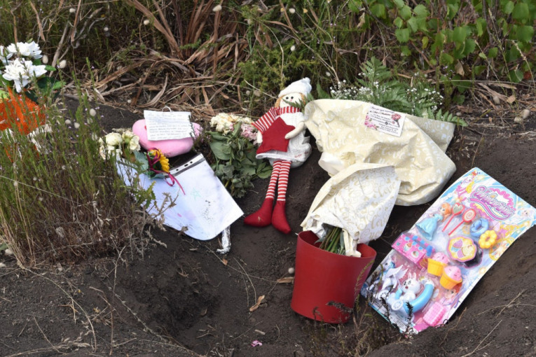 Devojčica nestala, pa pronađena zakopana nedaleko od kuće: Na telu male Elene (4) izbrojali 11 ubodnih rana, sumnja se na majku!