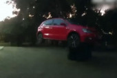 Urnebesna reakcija: Video da mu neko krade automobil, pa upalio viljuškar! Kradljivica dočekala policiju u vazduhu (VIDEO)